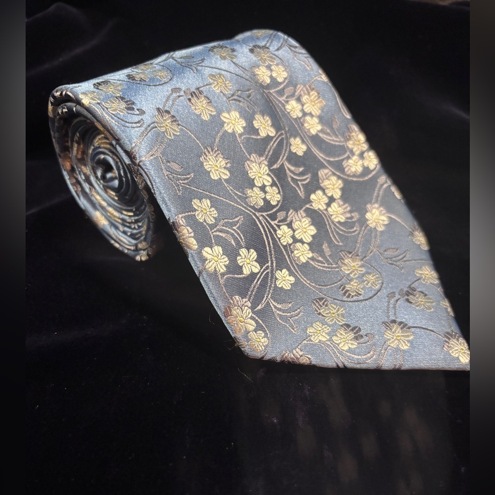 D&G Pale Silver Blue & Cream floral tie